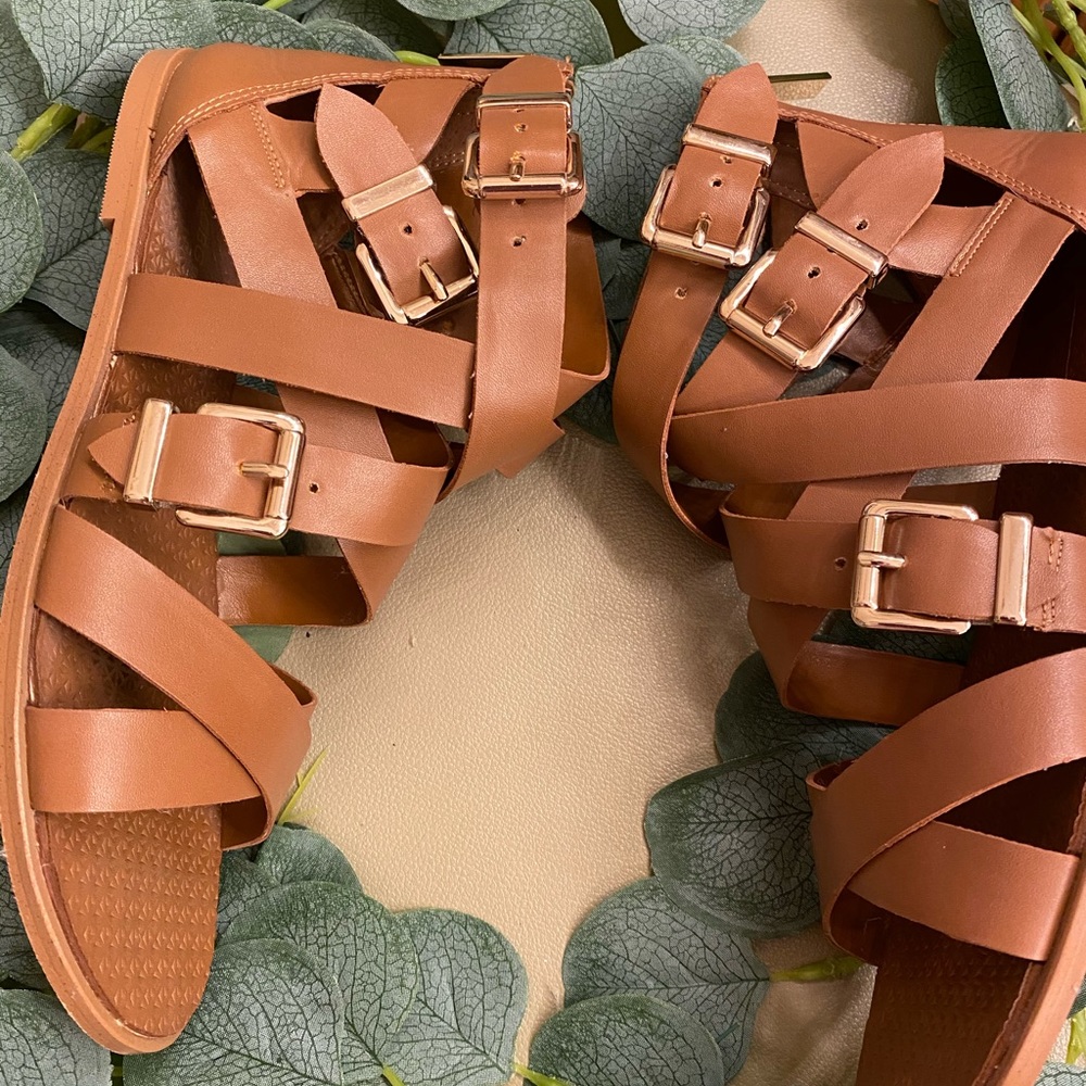 BCBG gladiator type / leather sandals 7.5 tan